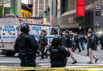 Efectivos policiales de la Ciudad de Nueva York en investigaciones en la estación de metro