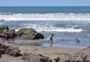 Familias disfrutan de las refrescantes aguas de una de las playas de León