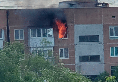 Edificio en llamas en Donetsk, luego de ser impactado por un proyectil de las fuerzas neonazis ucranianas