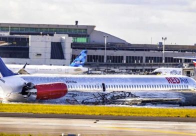 El avión de Red Air averiado en el Aeropuerto Internacional de Miami (EE.UU.), el 21 de junio de 2022.