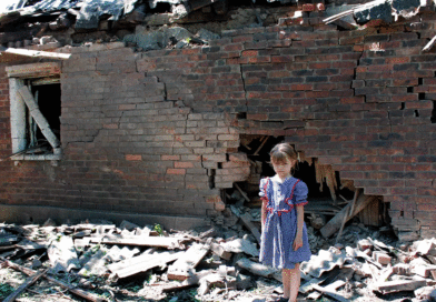 La casa de esta niña en Górlovka fue destruida por los ataques de la artillería ucraniana.