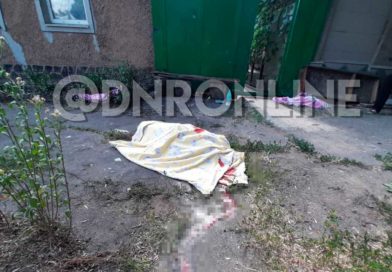 Cuerpo de una menor, luego de morir en un ataque de las fuerzas ucranianas en el centro de la capital de la República Popular de Donetsk