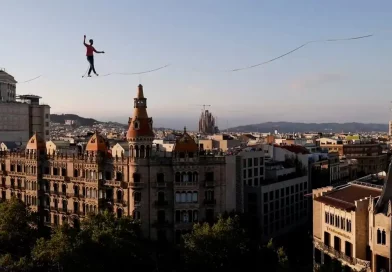 equilibrista, altura, 70, metros, cuerda, alturas, desafió, francés, Nathan, Paulin, funambulismo, Barcelona, cuerda, cielo, metálica, entre, edificios,