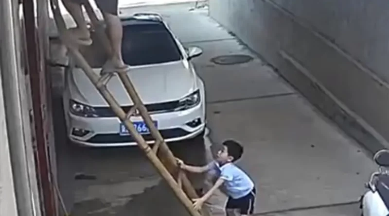 video, china, hebei, caida, niño, padre, escalera