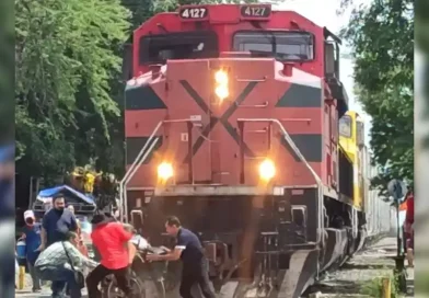 hombres, rescate, limite, vías de tren, atorado, atropellado, salvan, muerte, persona, silla de rueda, salvaron, México, Tlaquepaque, Jalisco,