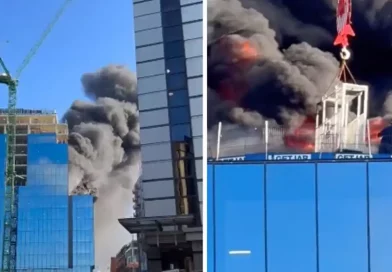 incendio, trabajador, rescate, impresionante, azotea, edificio, grua, llamas, humo, rescatado, reino unido, reading, sorprende, voraz,