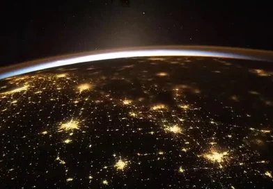 atmósfera, terrestre, Tierra, NASA, capta, captura, comparte, imágenes, fotografías, impresionantes, fascinantes, ayos solares, iluminando, luna, luces urbanas, estación espacial, Jasmin Mogbeli,