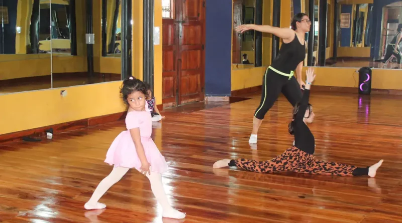 niñas, calses de ballet, Escuela de Bellas Artes “Mariana Sansón Argüello”, León, educación artísticas, Nicaragua, salón de ballet,