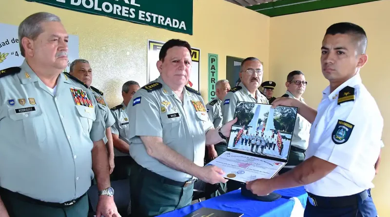 ejercito de nicaragua, graduacion de oficiales, universidad de defensa 4 de