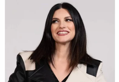 Laura Pausini, artista, cantante, concierto, sentada, caer, rodar, Turín, Italia, escaleras, bajar escaleras, viral, tendencia,