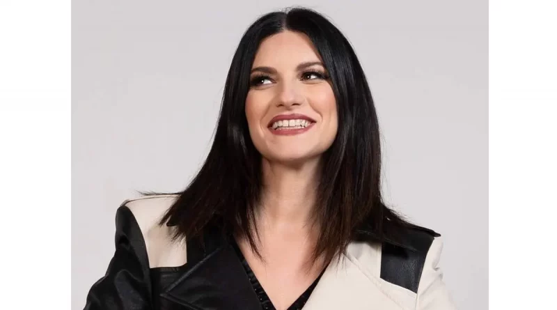 Laura Pausini, artista, cantante, concierto, sentada, caer, rodar, Turín, Italia, escaleras, bajar escaleras, viral, tendencia,