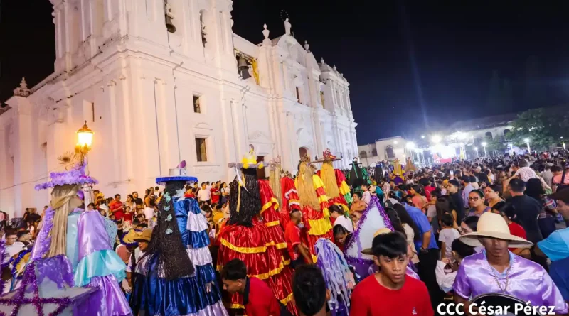 leon nicaragua, concurso de las gigantonas, pedro pablo martinez tellez, el guadalupano, plaza juan jose quesada, gigantonas de leon, tradiciones culturales nicaragua, gissela lacayo, riqueza cultural de leon, herencia cultural nicaragua, fiesta de las gigantonas, coplas tradicionales, cultura nicaraguense, unidad y orgullo nacional, familias gigantoneras, tradiciones de leon, patrimonio cultural nicaragua, festival de las gigantonas, cultura popular nicaragua