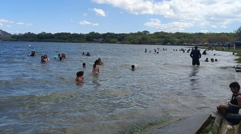 nicaragua, laguna de xiloa, xiloa, managua, familias,