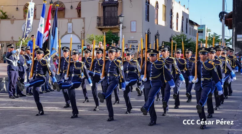 nicaragua, leon, ruben dario, desfile dario en nosotros, policia,