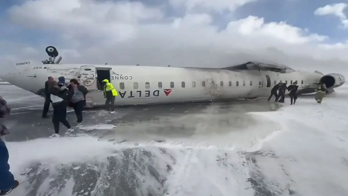 Un avión de Delta Air Lines se vuelca en un aeropuerto de Canadá