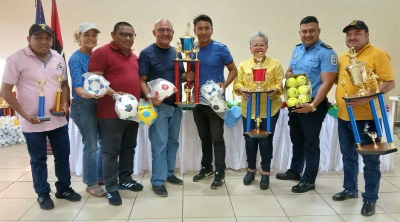 nicaragua, chinandega, entrega de material deportivo, jovenes, deportes,