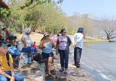 nicaragua, laguna de xiloa, managua, familias,