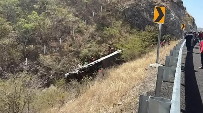 México, muertos, accidente, autobus, vuelco, volcó,